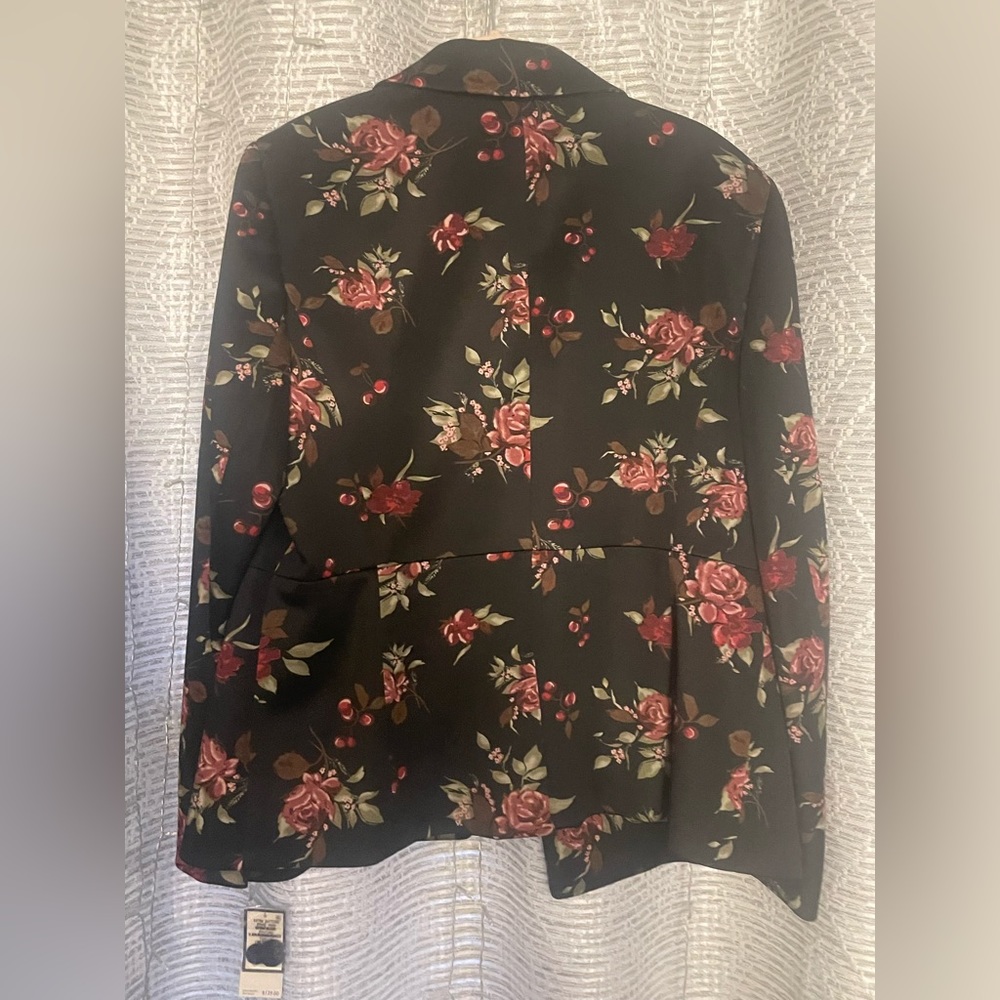 Beautiful black floral blazer - Picture 2 of 5